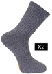 Två par jeansblå At Work-sockor med denimlook, vikta parallellt på vit bakgrund.