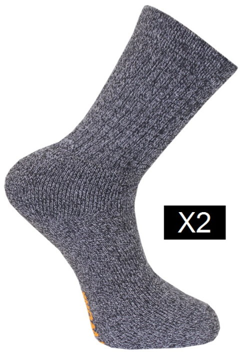 Två par jeansblå At Work-sockor med denimlook, vikta parallellt på vit bakgrund.